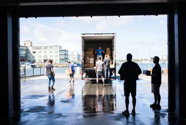 Camion de déménagement près du port de Halifax avec le pont en arrière-plan