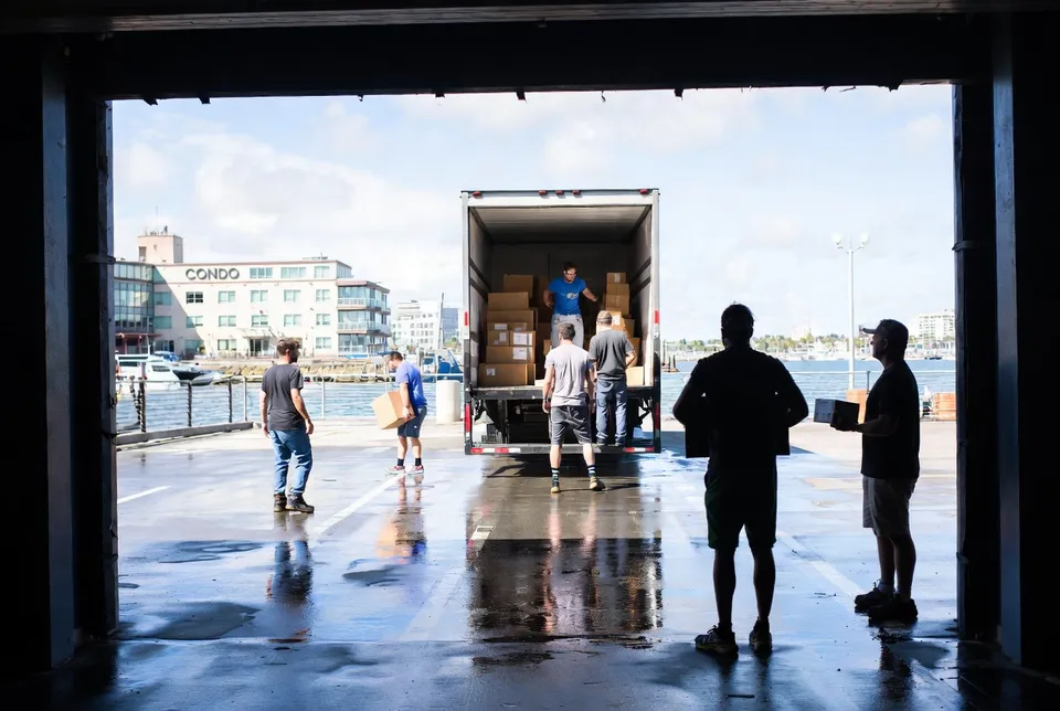 Camion de déménagement près du port de Halifax avec le pont en arrière-plan