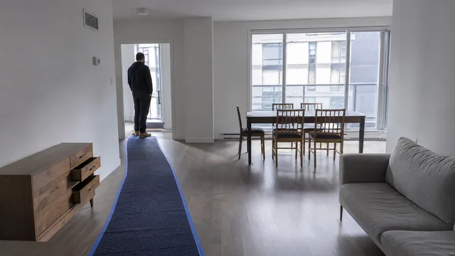 Chemin de protection collé dans un corridor de condo dégagé, tiroirs vidés et trajets libres avant un enlèvement